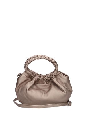 Kleine metallic beige handtas met gevlochten handvat, geplooide bovenkant en afneembare schouderriem op witte achtergrond.