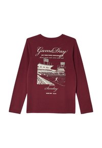 Langärmliges weinrotes T-Shirt mit einem weißen grafischen Aufdruck eines Stadions, versehen mit Text zu Spieltag, Ticketinformationen und Beginn der Veranstaltung.