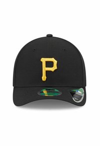 Gorra de béisbol negra con un logo bordado en amarillo con la letra "P" en la parte frontal. Presenta un diseño estructurado y una visera curvada. Stickers de la marca New Era visibles.