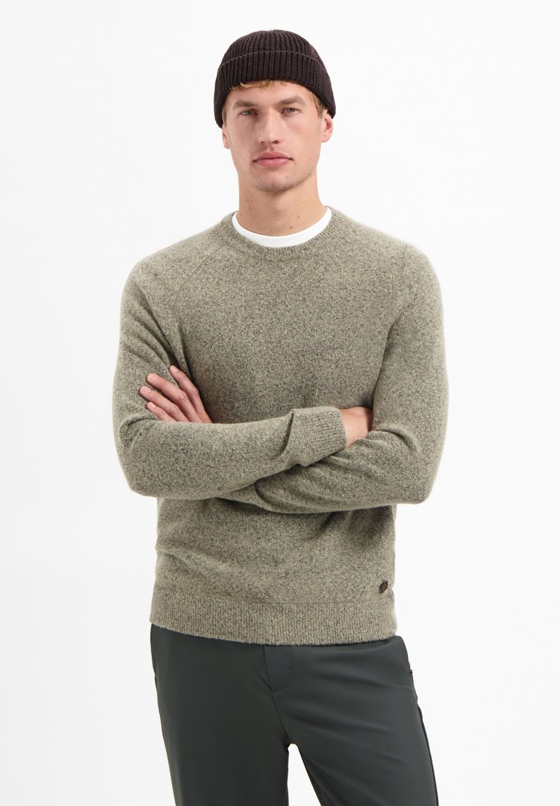 Olijfgroene wolmix trui met een ronde hals, ribgebreide manchetten en onderkant. Draagt bij donkere pants en toont een gestructureerd breiontwerp.