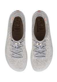 Szare, dziane buty sportowe o elastycznej konstrukcji, z gładką gumową podeszwą, sznurowaniem oraz wkładką oznaczoną jako "Wełna Merino."