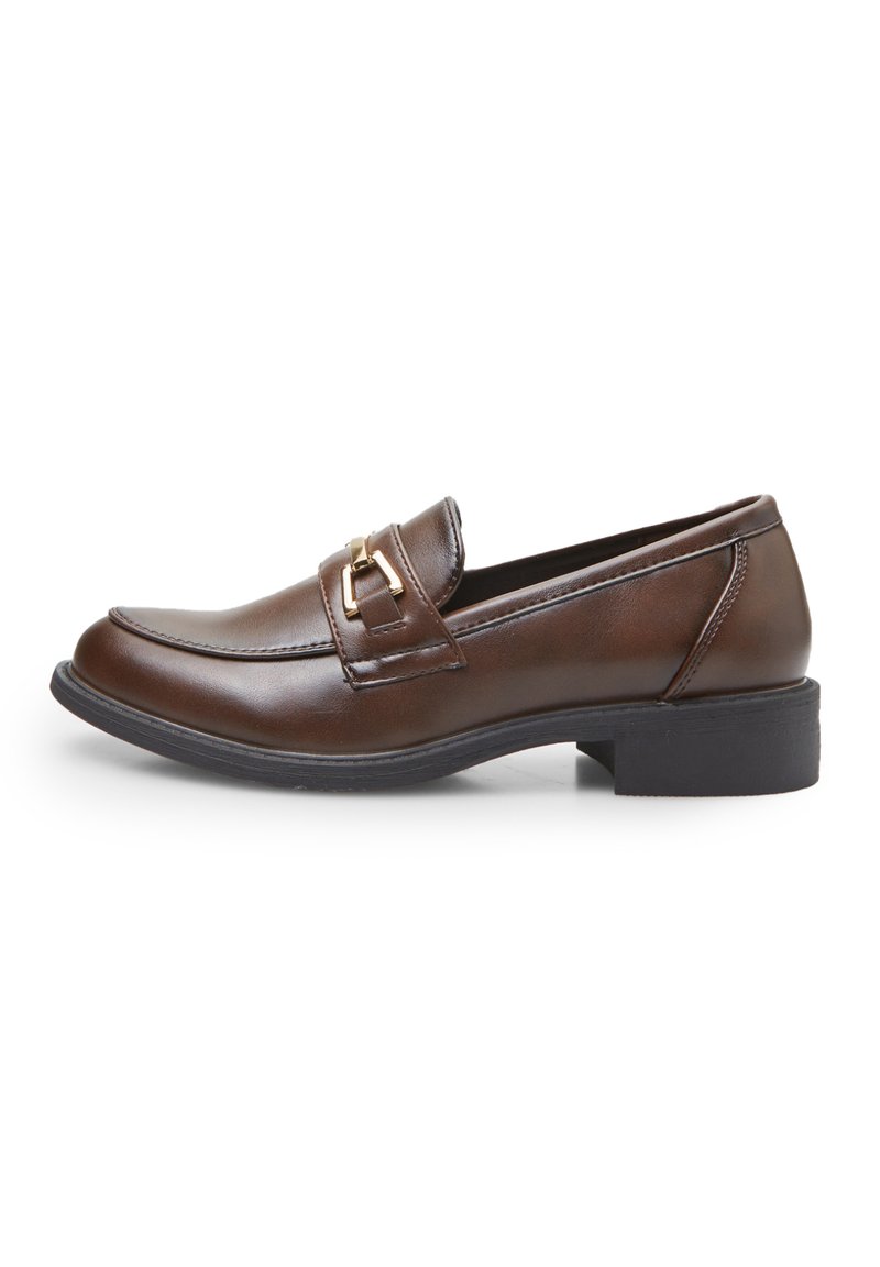 Pruunist nahast loafers, ümarate varvastega, dekoratiivne rihm ja kuldse detailiga, madala musta kontsaga. Sile tekstuur ja poleeritud viimistlus.