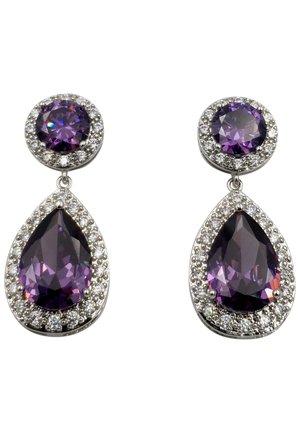 Orecchini in pietra preziosa viola a forma di goccia, circondati da pietre rotonde trasparenti, montati in metallo color argento.
