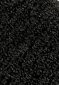 Tessuto nero testurizzato con un motivo intrecciato a maglia stretta, caratterizzato da sottili fili d'argento sparsi, creando un leggero luccichio.