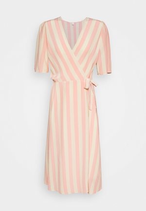 Robe portefeuille longueur genou à rayures verticales rose et crème, manches courtes bouffantes, encolure en V et ceinture nouée sur le côté.