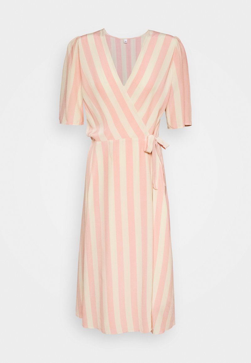 Robe portefeuille longueur genou à rayures verticales rose et crème, manches courtes bouffantes, encolure en V et ceinture nouée sur le côté.