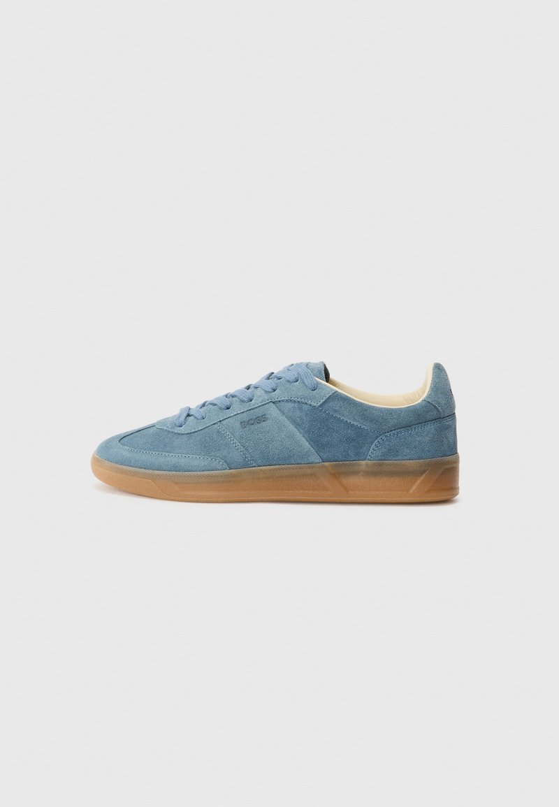 Sneakers in suede azzurro chiaro con suola in gomma, caratterizzati da un design a profilo basso, chiusura con lacci e un branding discreto sul lato.