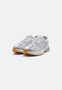 Under Armour APPARITION - Sneaker low - metallic silver/mod gray