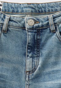 Lichtblauwe denim jeans met een knoop- en ritssluiting, vijf zakken en contrasterende stiksels. Versleten uitstraling met vervagingdetails.