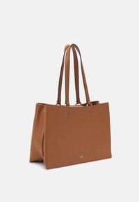 Borsa tote in pelle marrone con texture liscia, forma rettangolare, doppi manici e dettaglio del logo nella parte inferiore.