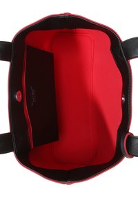 Öppen röd toteväska med svarta handtag, röd tryckknappsstängning och en svart innerficka.