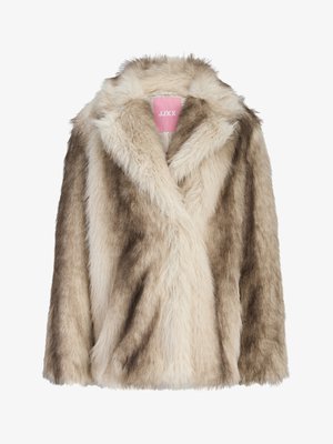 Faux-Fellmantel in Creme- und Hellbrauntönen, mit einem Schalkragen und einer weichen, strukturierten Oberfläche. Etikett innen sichtbar.