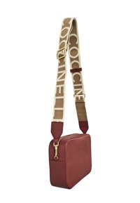 Borsa a tracolla in pelle marrone con zip dorata, caratterizzata da una superficie texture e una tracolla beige con dettagli marroni e pattern del logo.