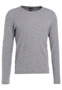 Grau langärmliges Shirt aus weichem Stoff mit rundem Ausschnitt und geripptem Muster, versehen mit einem Logo-Tag am Kragen.