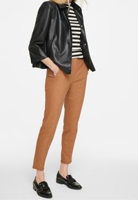 comma Chino - brown