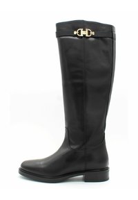 Botte noire en cuir montant jusqu'au genou avec un talon plat, présentant une boucle en tone or sur le revers et une texture lisse et élégante.