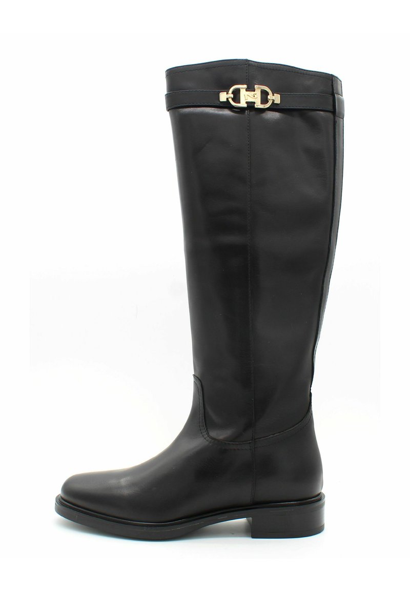 Botte noire en cuir montant jusqu'au genou avec un talon plat, présentant une boucle en tone or sur le revers et une texture lisse et élégante.