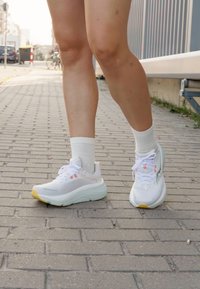 Saucony HURRICANE 24 - Tenisice za cestovno trčanje - white