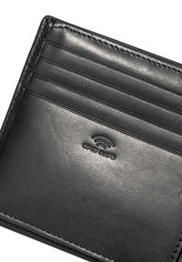 Zwarte leren portemonnee met meerdere kaartsleuven, voorzien van een reliëf "RFID SAFE" logo en een gladde textuur.