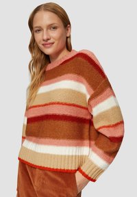 Strickpullover mit horizontalen Streifen in Beigetönen, Pink, Rot und Off-White. Er verfügt über einen gerippten Kragen und Saum und ist aus strukturiertem Garn gefertigt.