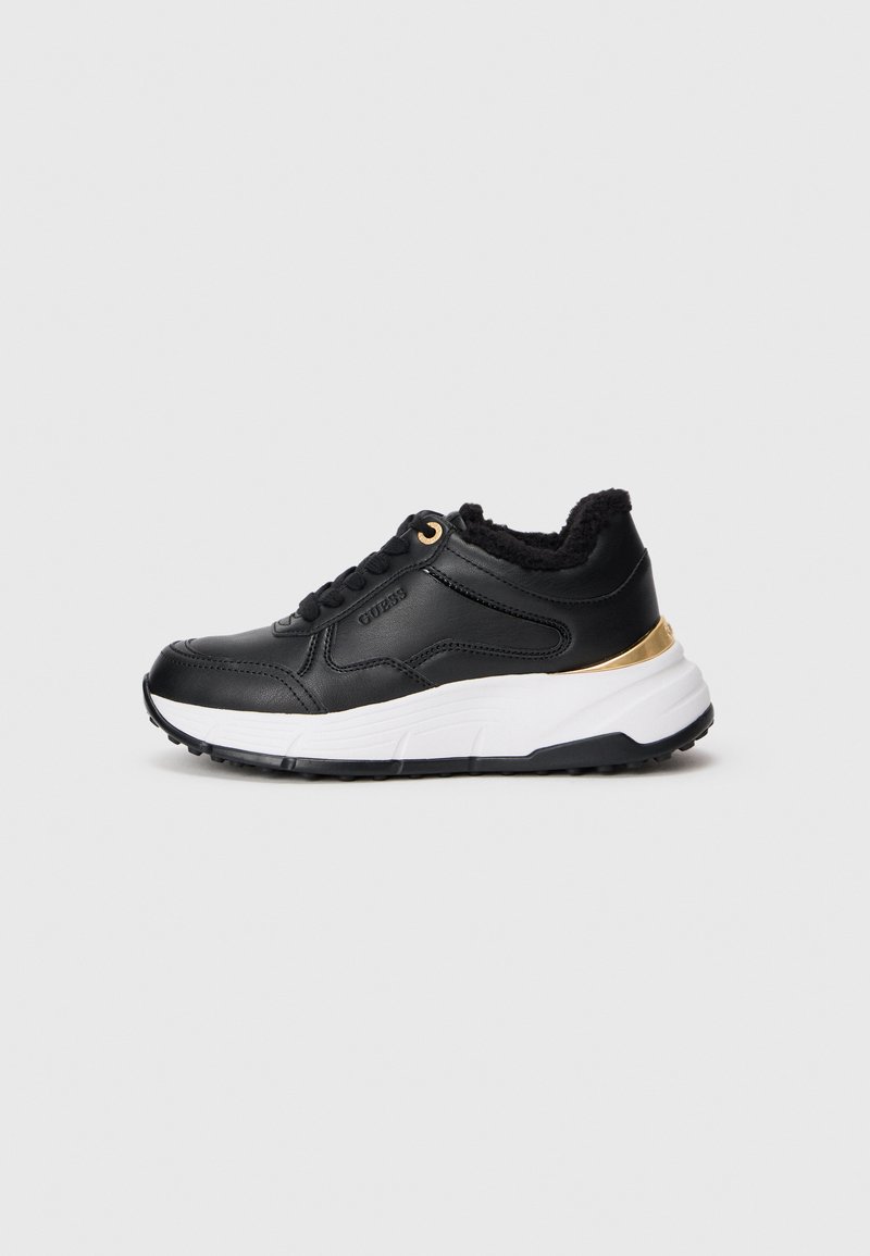 Czarne sneakersy wykonane ze skóry, z teksturowanym wykończeniem, z białą podeszwą pośrednią, czarną podeszwą zewnętrzną i złotym akcentem przy pięcie. Zapięcie na sznurowadła.