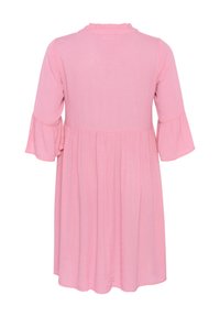 Robe rose avec des manches en cloche trois-quarts, un col à volants et une taille froncée. Fabriquée en tissu léger avec une texture lisse.