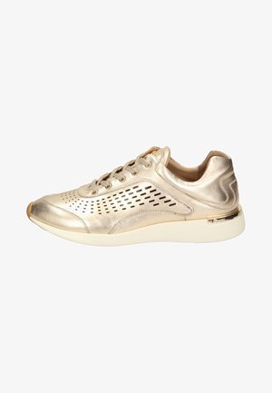Metaliczne złote buty sportowe z oddychającym perforowanym wzorem, gładką fakturą, sznurowanym zapięciem, białą podeszwą i subtelnym logo na pięcie.