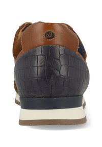 Bruine leren schoen met een donkerblauwe gestructureerde hak, witte tussenzool en een logo-accent op de achterkant, met elastische zijpanelen.