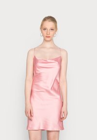 Vestido de cetim rosa com alças finas e decote em forma de U, apresentando uma textura suave e uma bainha reta.