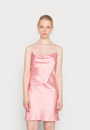 Vestido de cetim rosa com alças finas e decote em forma de U, apresentando uma textura suave e uma bainha reta.