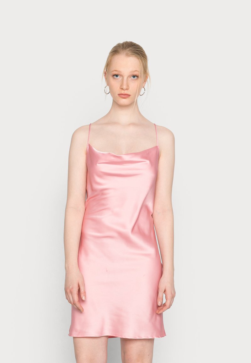 Vestido de cetim rosa com alças finas e decote em forma de U, apresentando uma textura suave e uma bainha reta.