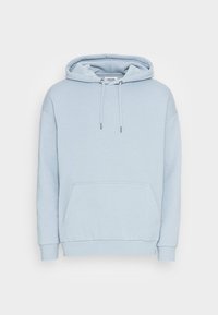 Lyseblå hettegenser laget av mykt stoff, med en frontlomme, tegnesnor i hetta og ribbestrikkede ermer. Glatt tekstur og enkelt design.