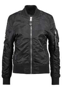 Svart bomberjacka i glänsande nylon, med dragkedja fram, ribbade ärmslut och nederkant, samt en ficka med dragkedja på vänster ärm.