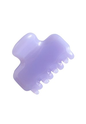 Lille gennemsigtig lavendel plastik hårklemme med afrundede tænder på hvid baggrund.