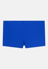 Φωτεινά μπλε ανδρικά μαγιό με τετράγωνο κόψιμο, επίπεδη μέση και λεπτομέρεια κέντρου στη ραφή σε λευκό φόντο.