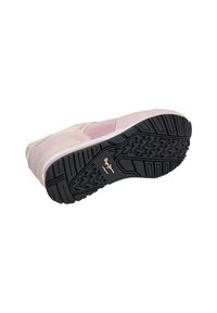 Chaussure de sport rose avec tige en daim et tissu, semelle en caoutchouc noire à motif antidérapant, et détail de logo. Dispose d'une semelle intermédiaire rembourrée.