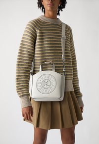 KARL LAGERFELD - CIRCLE TOTE PERFORATED - Bolso de mano - cement Imagen en miniatura 1