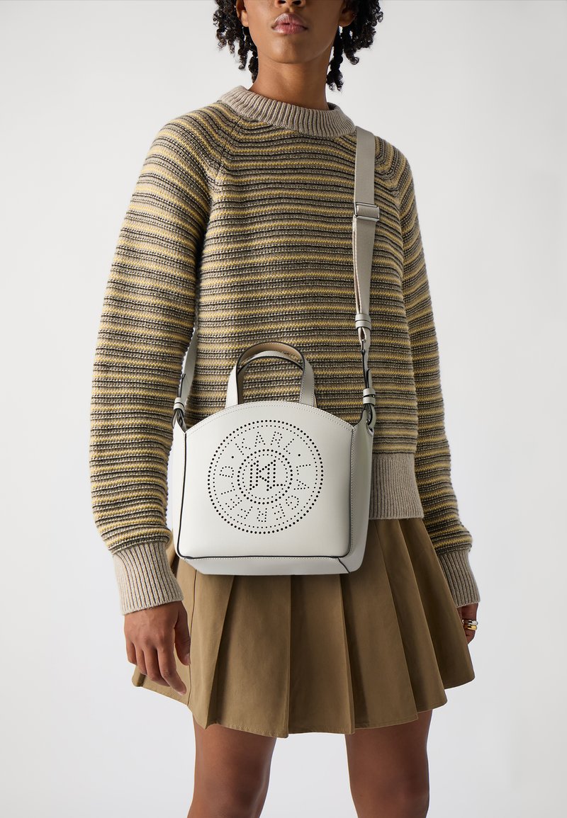 KARL LAGERFELD - CIRCLE TOTE PERFORATED - Bolso de mano - cement, Ampliar