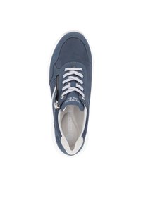 Baskets en suède bleu marine avec lacets blancs, fermeture éclair sur le côté et semelle blanche. Présente une texture lisse et un logo sur la languette.