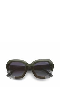 Groene oversized zonnebril met een hexagonale vorm, voorzien van een transparant montuur en donkere glazen. Opvallende hardware accenten op de armen.