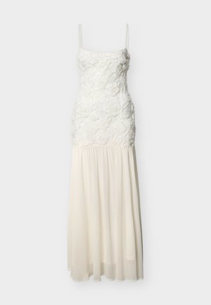 Λευκό αμάνικο μάξι φόρεμα με διχτυωτό μπούστο διακοσμημένο με άνθη και αέρινη φούστα από μουσελίνα σε απλό φόντο.