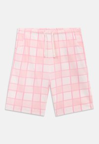 Pantalones cortos de color rosa claro con un patrón de cuadros y líneas delgadas de un rosa más oscuro, con cintura elástica y cordón ajustable, y bolsillos laterales.