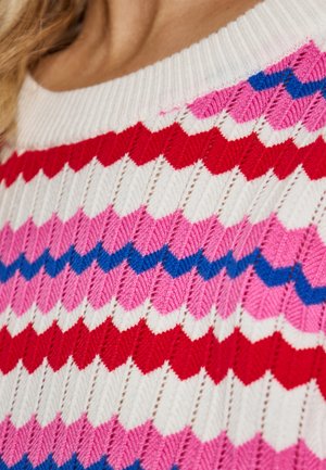 Sweter dzianinowy z szerokim dekoltem, ozdobiony wzorem w zygzakowate paski w kolorach czerwonym, różowym, niebieskim i białym. Teksturowana, lekka tkanina.