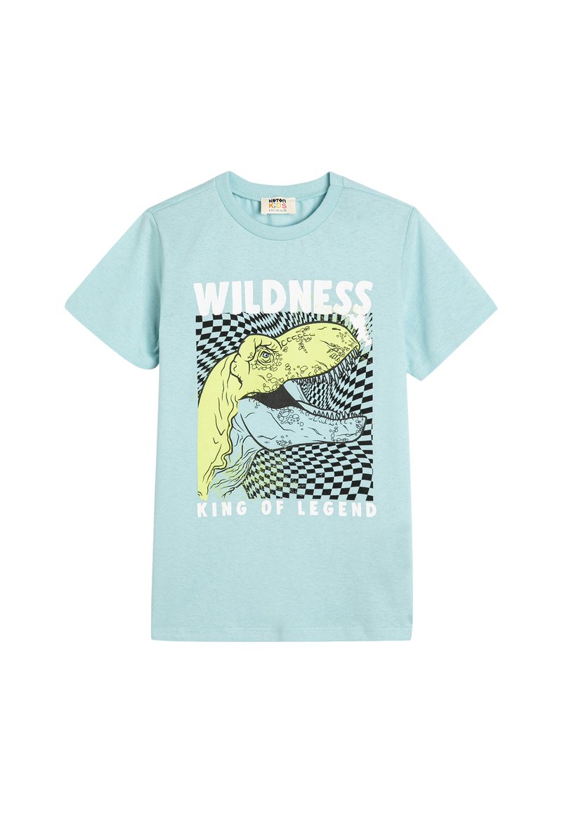 Lyseblå bomulds t-shirt med en grafik af en dinosaur, ternet baggrund og teksten "WILDNESS KING OF LEGEND" i hvid.