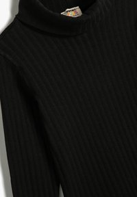 Zwarte geribbelde turtleneck trui van zachte katoen, met een hoge kraag en lange mouwen, en een aansluitende silhouette.