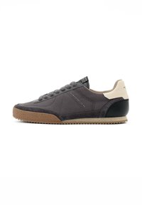 Sneaker da uomo in tela e suede grigio scuro con accenti in pelle nera. Presenta una sovrapposizione testurizzata, lacci rotondi e suola in gomma.