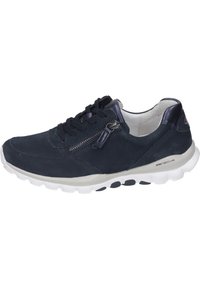 Marineblauwe suède sneaker met een gestructureerde afwerking, voorzien van een zijrits en een contrasterende witte zool met zwarte accenten. Stijlvol en toch functioneel ontwerp.
