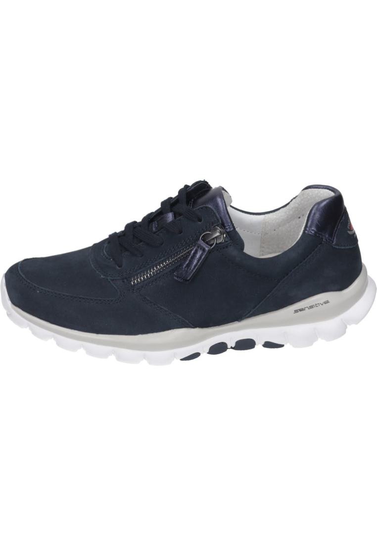 Marineblauwe suède sneaker met een gestructureerde afwerking, voorzien van een zijrits en een contrasterende witte zool met zwarte accenten. Stijlvol en toch functioneel ontwerp.