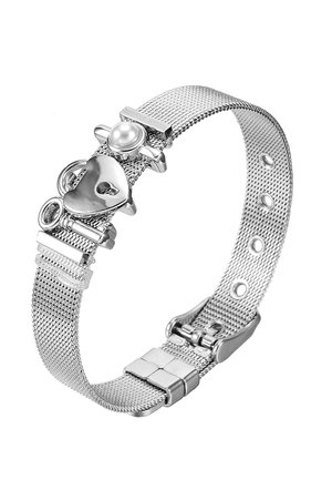 Zilveren mesh polsband met hartvormige slotbedel, ronde sleutelbedel en een ronde pareldetail op een witte achtergrond.