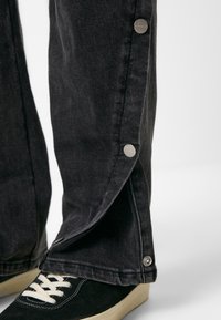 Don't Waste Culture MASON UNISEX - Loose fit -farkut - washed black